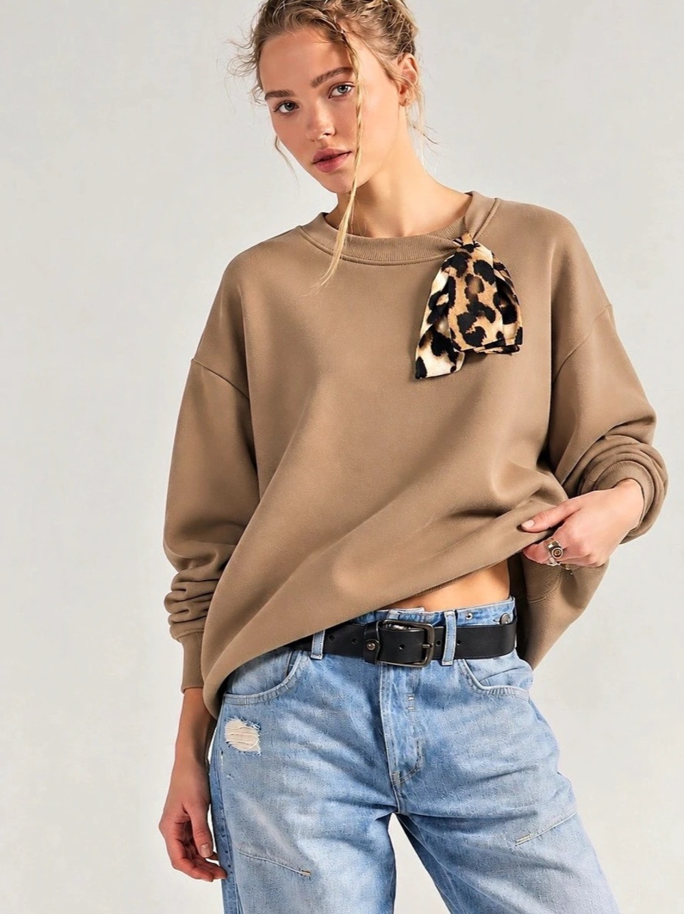 408. Women's Sweater with Scarf-Detail Leopard print